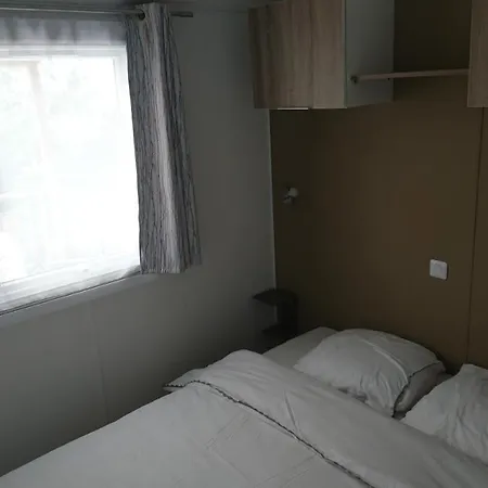 Plf Holidays 펜션 Corneilhan